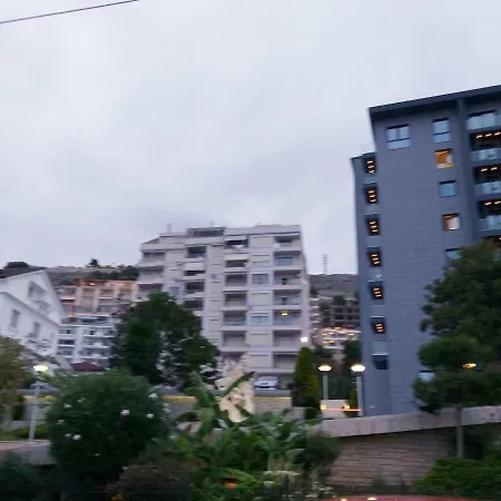 דירה Iraa's *